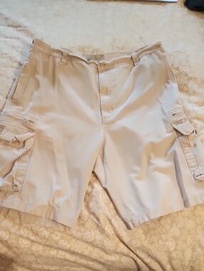 Men's Lee's Light Beige Cargo Shorts - Pocketed Utility Design
